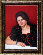 Портрет женщины на красном фоне