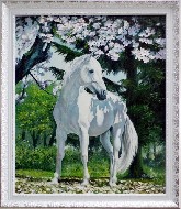 Белая лошадь под цветущей яблоней