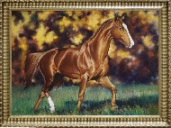 Бегущая лошадь на фоне осеннего леса
