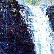 Игристое свечение вокруг бурлящего водопада