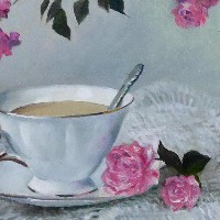 Кофе со сливками и розовый букет на столе