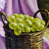 Букет сирени и зеленый виноград в корзинке