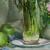 Цветы на столе и зеленые яблоки