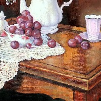 Белый букет и виноград на лаковом столике