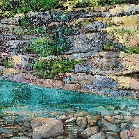 Лесной ручейный водопад в каменистом ложе