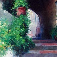 Лестница-арка в цветущем старом дворике