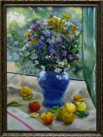 Полевые цветы в голубой вазе и яблоки