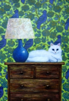 Кошечка у лампы на комоде
